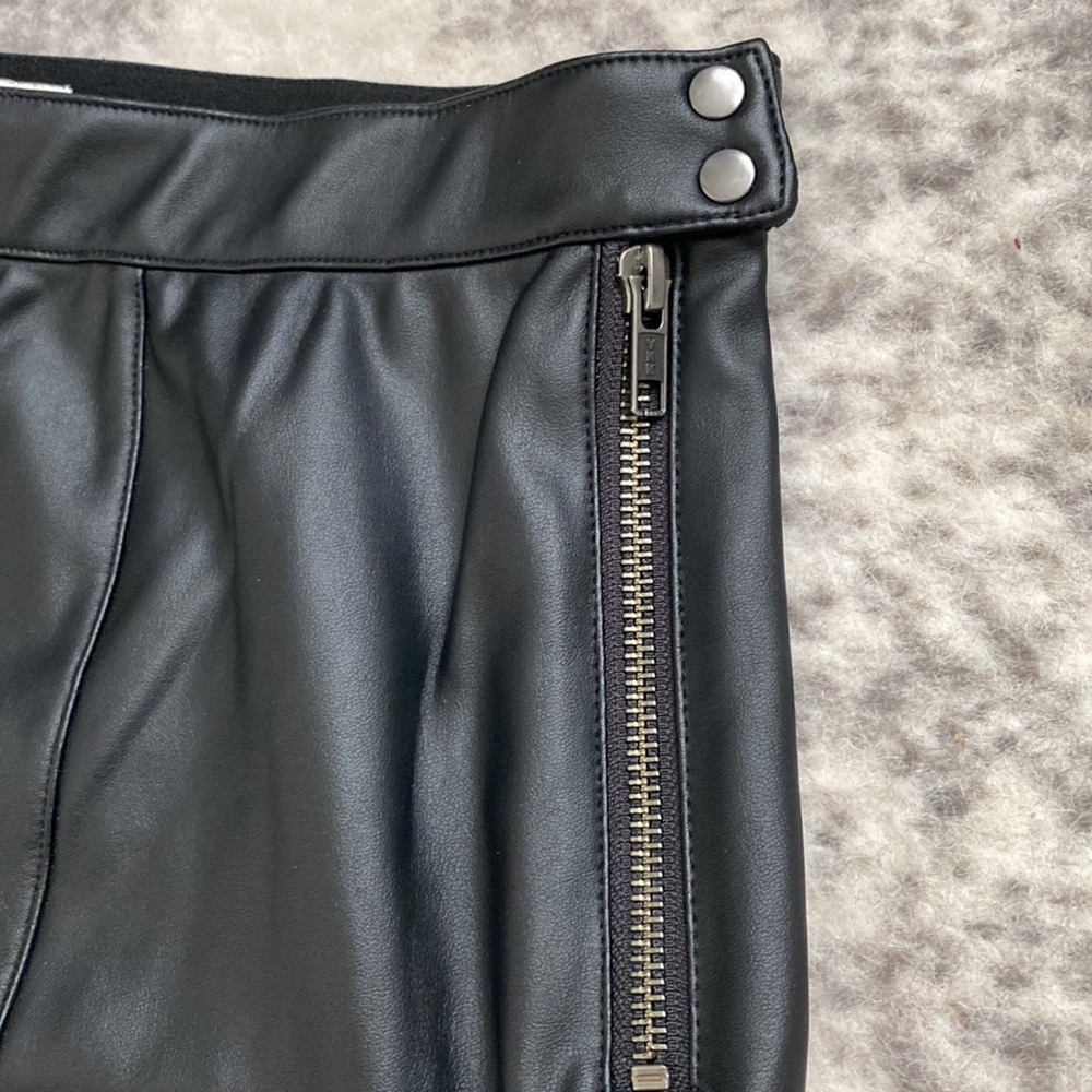 Leatherette 🤟🏻Mini Skirt - Picture 4 of 4